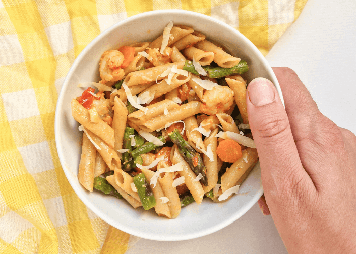 image des pasta primavera aux crevettes dans un bol