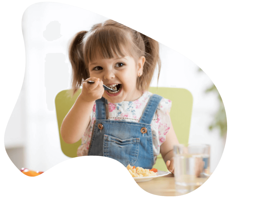 Petite fille qui mange