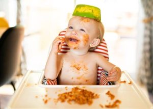 Bébé qui mange son repas