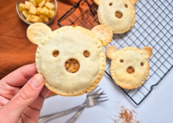 Chaussons aux pommes version maison sans sucre ajouté, avec design de tête de nounours
