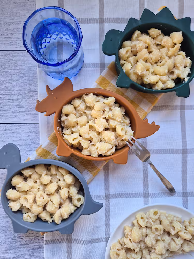 Mac and cheese aux légumes servis dans des portions individuelles, veggies
