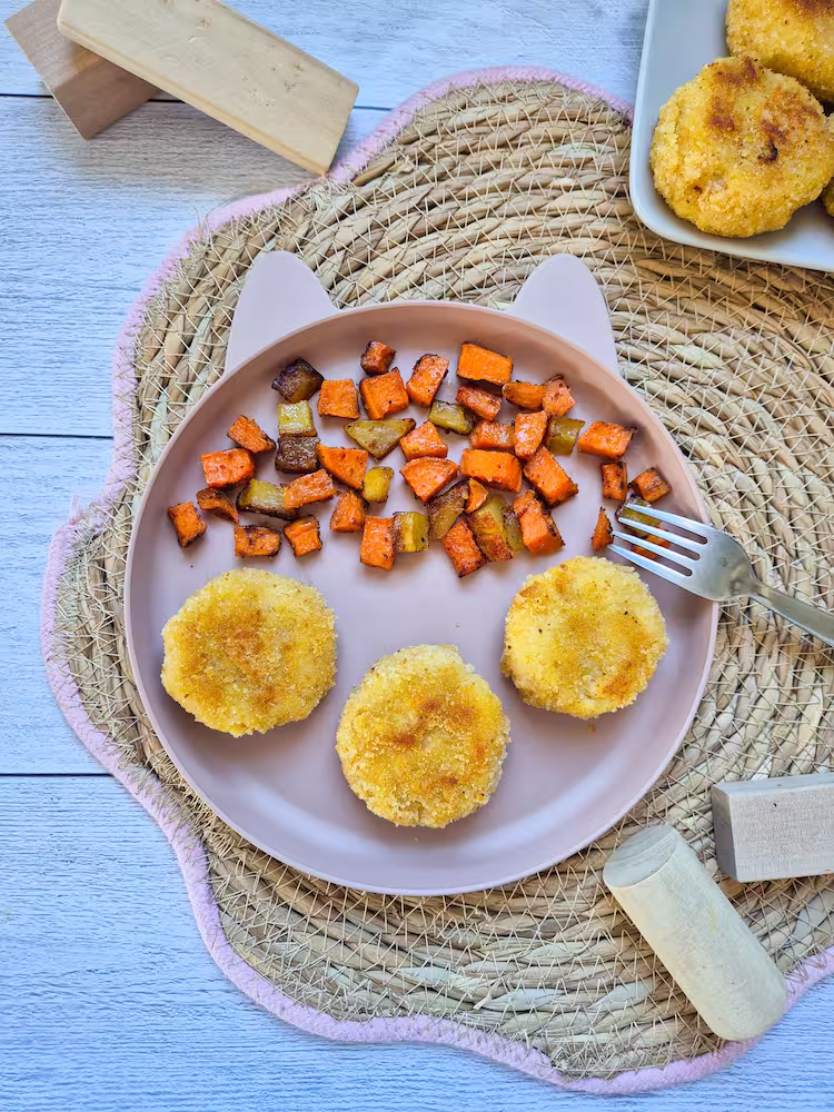 Croquettes de poisson et chou-fleur servis avec des légumes