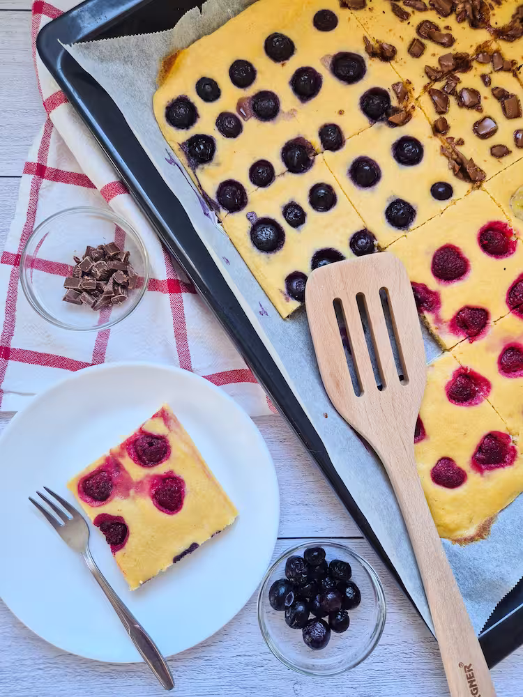 Pancakes au four cuit et servi dans une assiette pour l'enfant