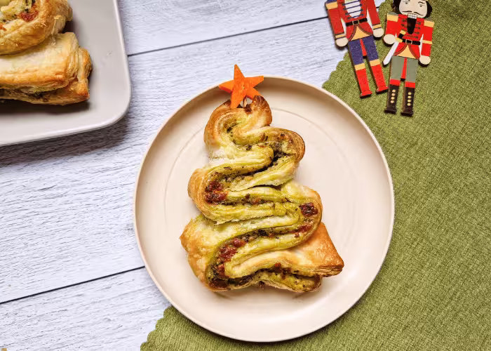 Image de la recette du sapin de Noël, un feuilleté pour l'apéro festif pour les recettes facile à faire à Noël avec ses enfants