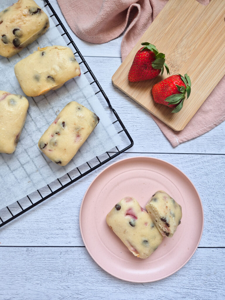 Mini cakes fraise chocolat avec les cakes cuits et de jolies fraises rouges