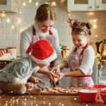 Photo d'une famille avec enfants qui cuisinent ensemble pour les fêtes de Noël