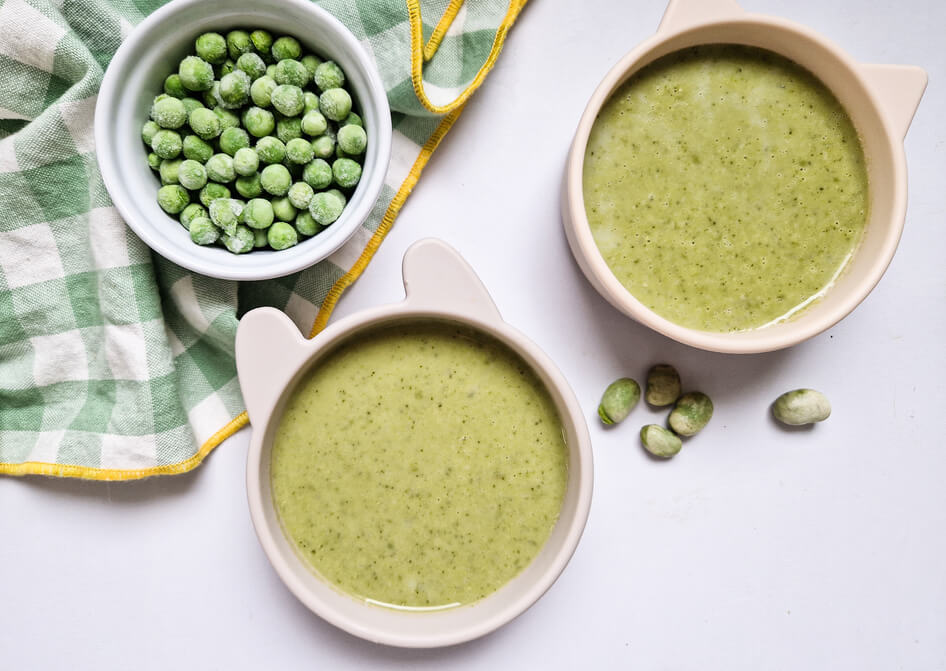 Velouté de brocoli, fèves et petits pois. Avec les ingrédients puis la recette prête à être dégustée.