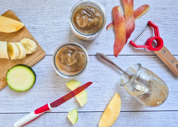 Compote de fruits et légumes à la vanille, en préparation avec les ingrédients et ustensiles