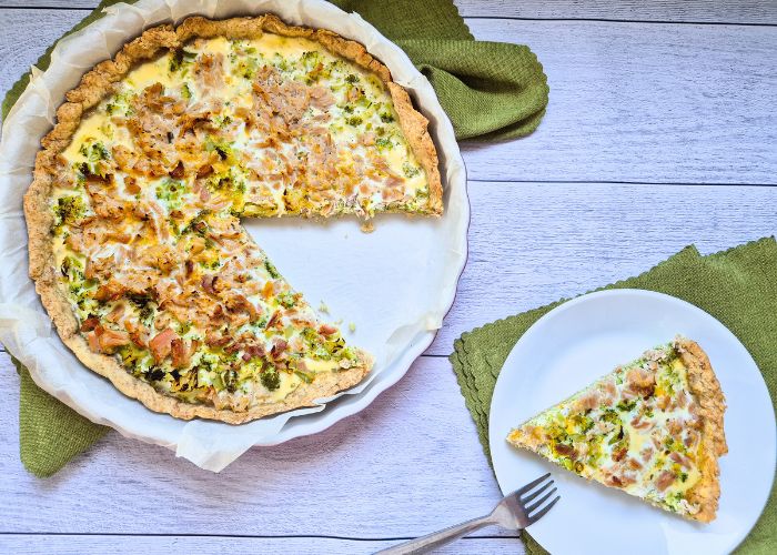 Quiche maquereau et brocoli dans son plat et servie dans une assiette