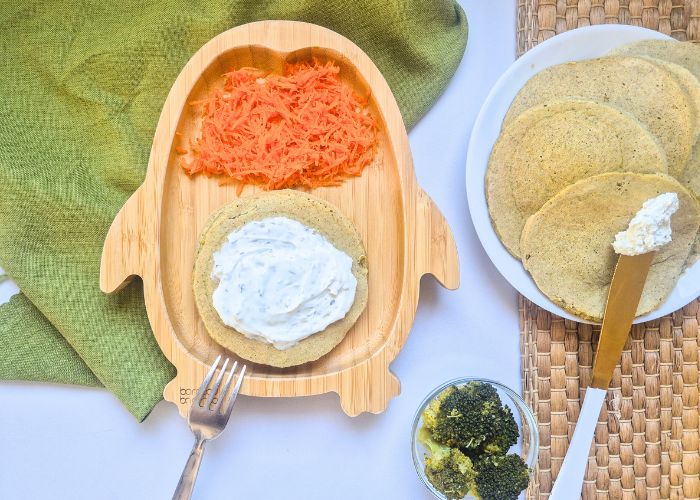 Pancakes au brocoli servis dans une assiette poisson avec purée de légumes