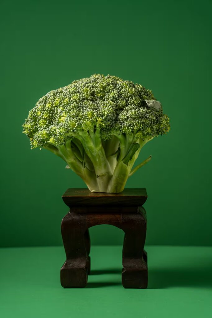 Brocoli entier posé sur un tabouret, mis à l'honneur