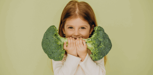 Petite fille qui aime le brocoli