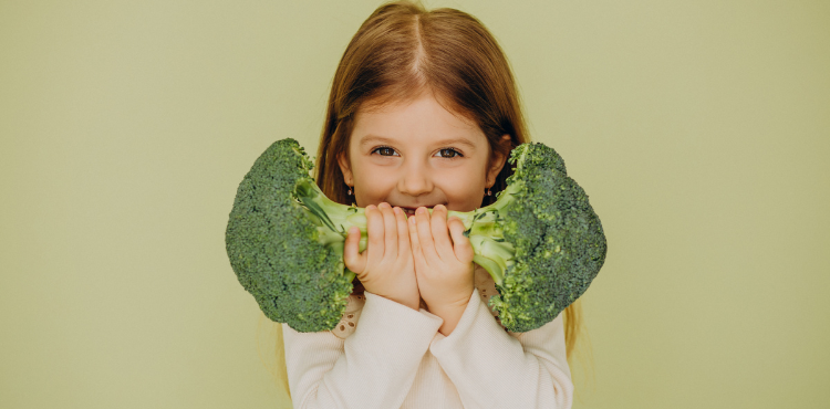 Petite fille qui aime le brocoli