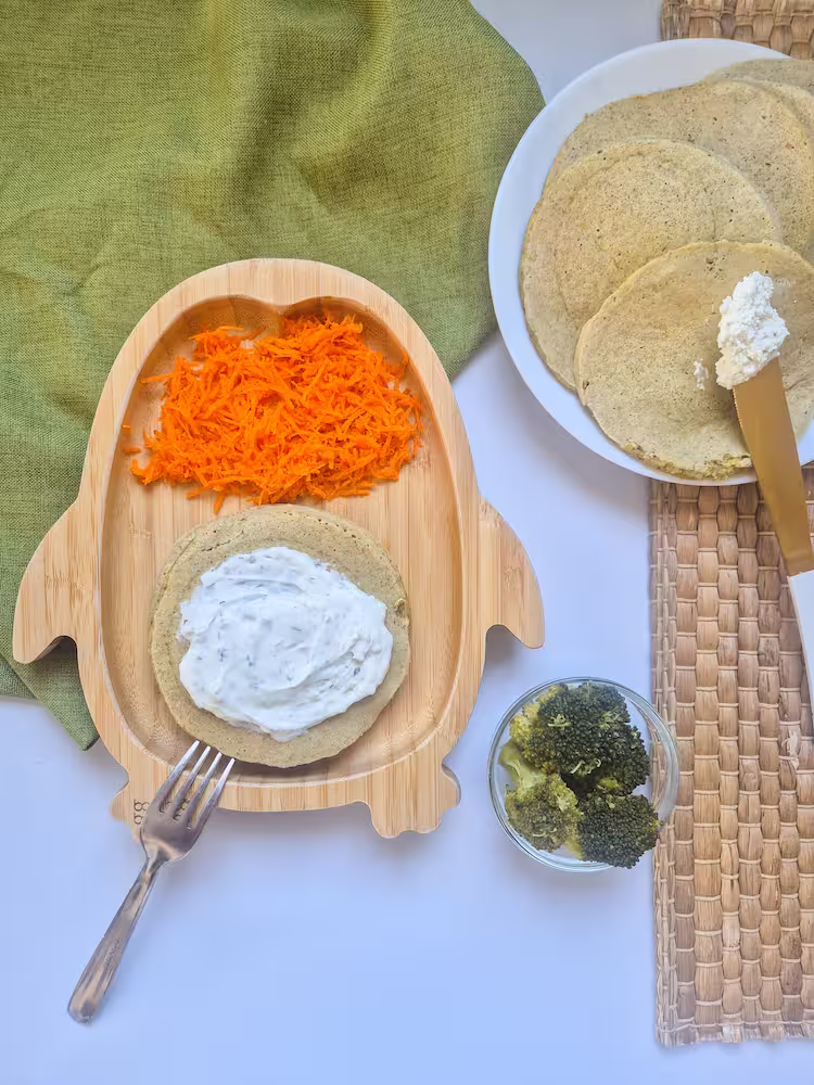 Pancakes au brocoli servis dans une assiette poisson avec purée de légumes