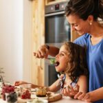 Maman et enfant qui partagent dans le calme le goûter fait maison