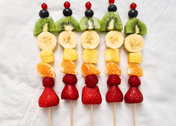 Kiwi, banane, clémentine, framboise, frais et ananas puis myrtille pour régaler les papilles des enfants