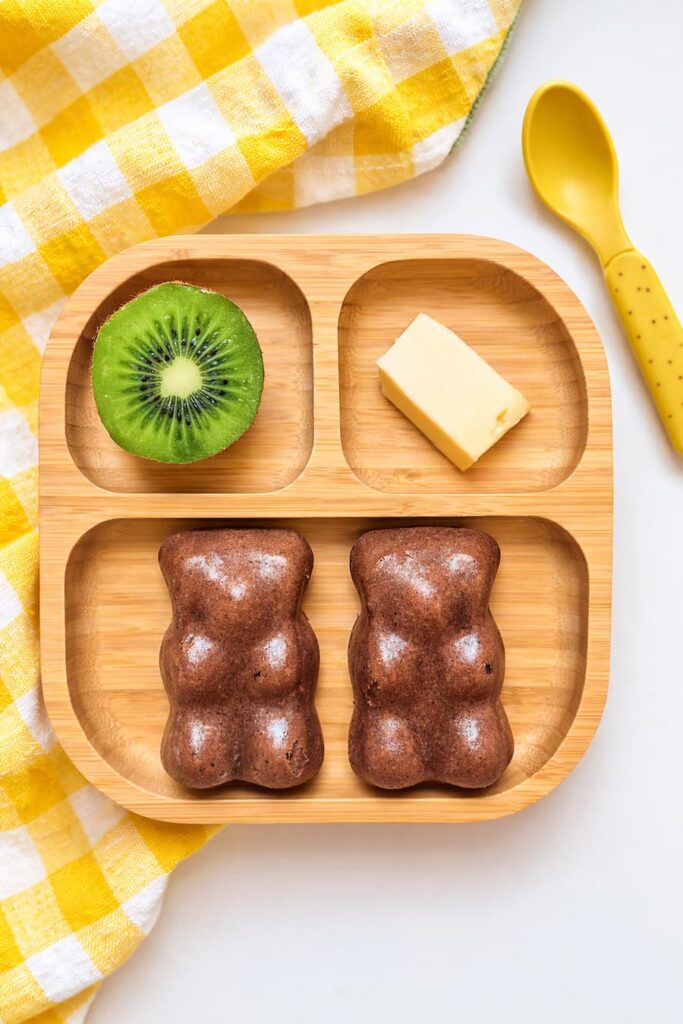 Oursons au chocolat accompagnés de fruits et d'un produit laitier
