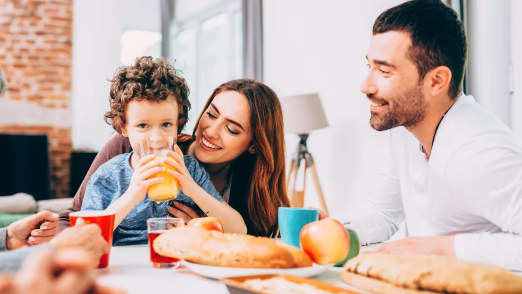 Famille qui partage son petit déjeuner sans sucre ajouté