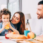 Famille qui partage son petit déjeuner sans sucre ajouté