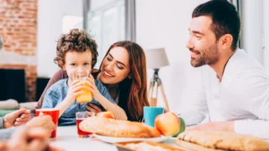 Famille qui partage son petit déjeuner sans sucre ajouté