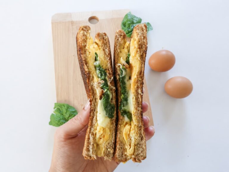 Sandwich à l'omelette tenu en main, prêt à déguster