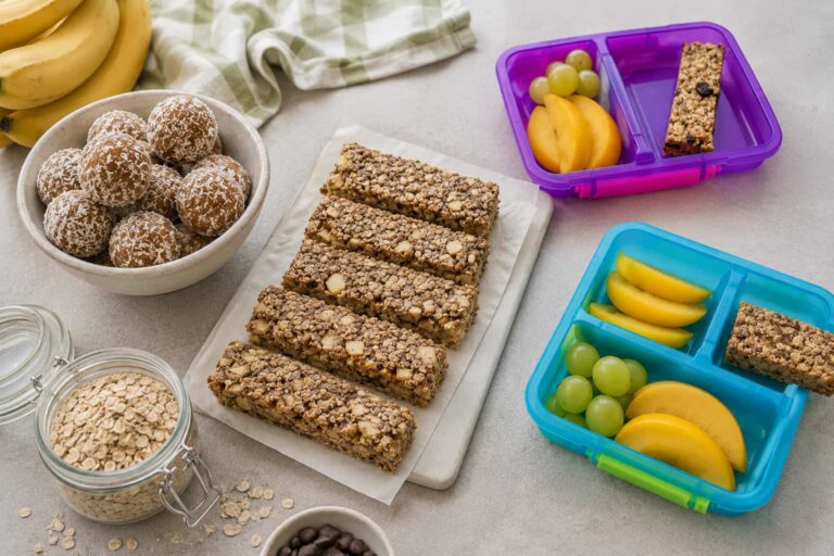 Energy balls aux amandes, barres pomme-cannelle maison et barres de céréales maison à glisser dans la lunchbox des enfants