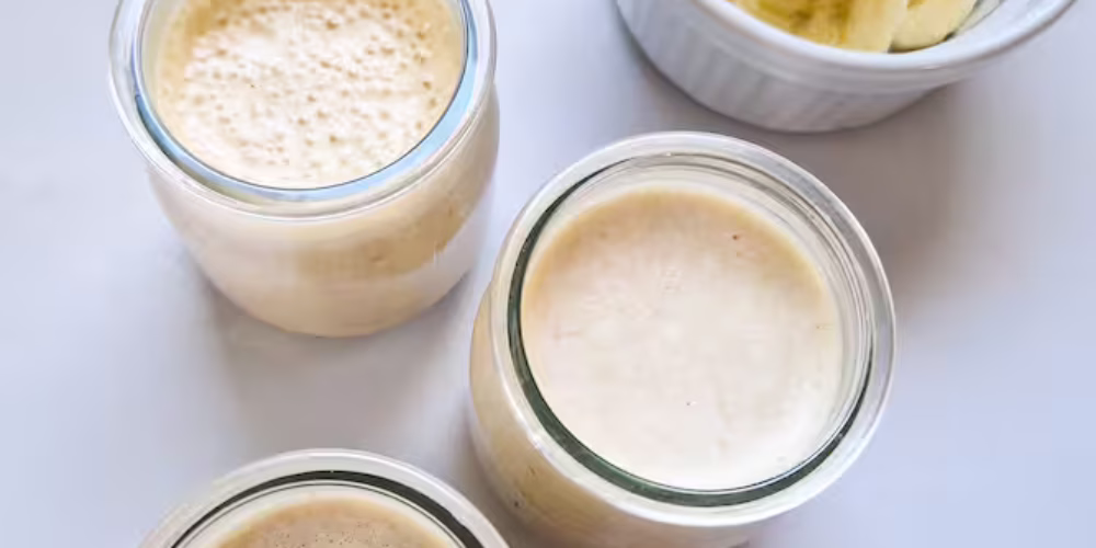 Smoothie préparé à la banane goûter pour enfants